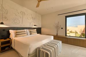 Una cama o camas en una habitación de Domes Novos Santorini, Autograph Collection