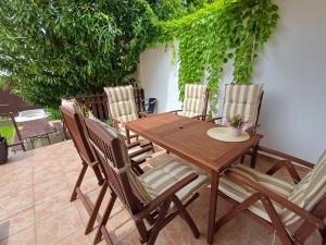 Patio alebo iná vonkajšia časť ubytovania 6RoomS HÉVÍZ-BALATON