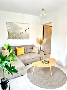 un salon avec un canapé et une table dans l'établissement Seva's House, à Rhodes