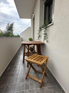une table en bois et un banc sur un balcon dans l'établissement Seva's House, à Rhodes