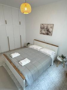 une chambre avec un lit avec deux serviettes dessus dans l'établissement Seva's House, à Rhodes 5 autres photos