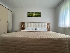 Postel nebo postele na pokoji v ubytování Apartments and Rooms Krizmanic