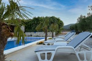 Bazén v ubytování House Irena nebo v jeho okolí