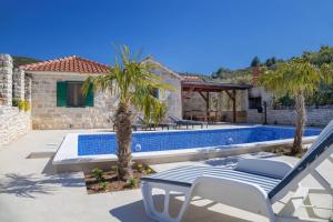 Bazén v ubytování House Irena nebo v jeho okolí