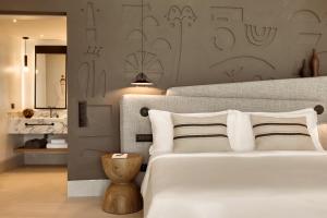 Una cama o camas en una habitación de Domes Novos Santorini, Autograph Collection
