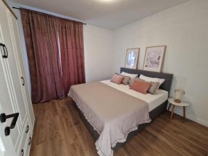 Un dormitorio con una cama grande con ventana. en Rustic House Konfidenca, en Biograd na Moru 39 fotos más