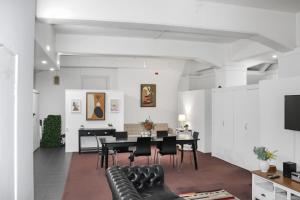 a living room with a black table and chairs at Maison Marvel l Enormous Loft Apt l Heart of City in Auckland