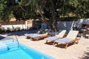Bazén v ubytování Hara House in Monolithos Rhodes nebo v jeho okolí