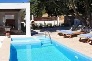 Bazén v ubytování Hara House in Monolithos Rhodes nebo v jeho okolí
