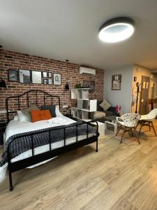 Un dormitorio con una cama y una pared de ladrillo. en Luceros best studio, en Alicante