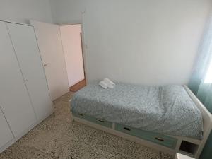 ein kleines Schlafzimmer mit einem Bett und weißen Schränken in der Unterkunft Precioso piso cerca de la catedral in Almería