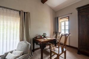 a room with a table and chairs and a window at Chateau de la Vieille Chapelle in Lugon et l’Ile du Carney
