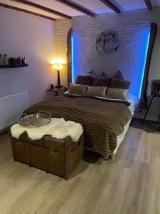 une chambre avec un grand lit avec un plancher en bois dans l'établissement Cottage 44 - Free parking!, à Zandvoort