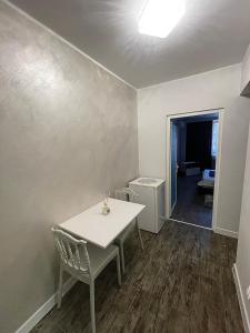 una sala da pranzo con tavolo e sedie bianchi di Cozy studio tiglina a Galaţi Altre 6 foto