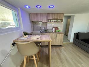 Photo de la galerie de l'établissement Apartments Misa Lake View, à Ohrid