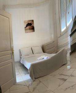 Postel nebo postele na pokoji v ubytování Chambre calaisfornia