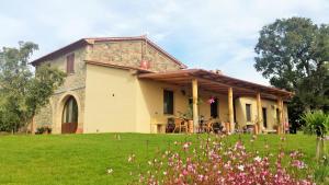Agriturismo Sugheretello外面的花园
