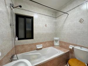Koupelna v ubytování Budget Friendly apartment in Central Swieqi - 10 minutes walk to Paceville & the beach
