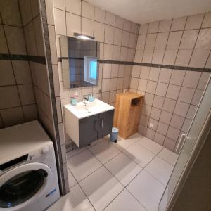 łazienka z umywalką i pralką w obiekcie Le Nid de Trosly - grand, confortable et calme w mieście Trosly-Breuil +15 zdjęć