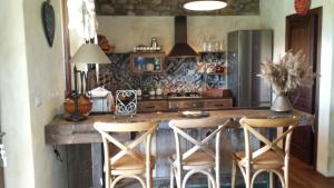 Agriturismo Sugheretello的厨房或小厨房