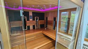 Фотография из галереи SeePanorama-Deluxe-Sauna-Massage-Garten-Tranpolin-Tischkicker-Tropical-BBQ-Parken в городе Энинген