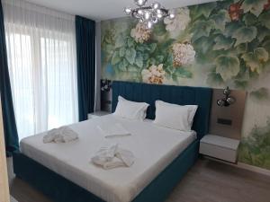 ママイア・ノルドにあるGreen&Seaのタオルが敷かれた大きなベッドのある寝室