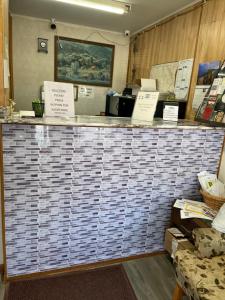 Un mostrador en una tienda con carteles. en Colonial Inn, en Dyersville
