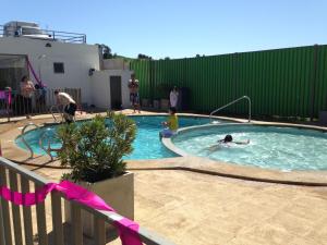 un grupo de personas jugando en una piscina en Apartamento Castilla en Viña del Mar