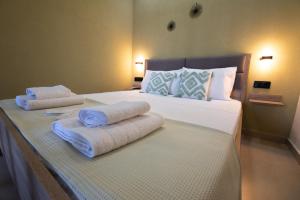 波托什latus apartments的一间卧室，床上有两个枕头