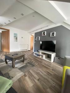 un salon avec un canapé et une table dans l'établissement Ferienwohnung Auszeit, à Bad Kreuznach