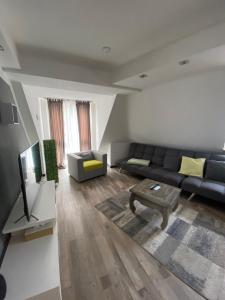 un salon avec un canapé et une table dans l'établissement Ferienwohnung Auszeit, à Bad Kreuznach