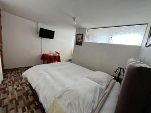TV a/nebo společenská místnost v ubytování Hostal Apu Qhawarina