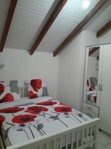 Una cama o camas en una habitación de Le Paradis