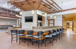 a lobby with a bar with chairs and a television at Extended Stay America Premier Suites - Pittsburgh - Cranberry Township - I-76 in Cranberry Township