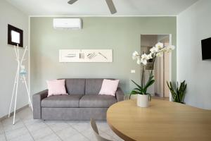 a living room with a couch and a table at Le Case di Salvia in San Vincenzo