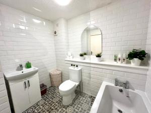 Koupelna v ubytování Spacious 2 Bed-Flat in Glasgow City - Free Parking + 35 fotografií