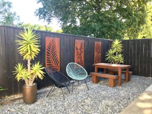 Kebun di luar Stylish Self Contained Private Studio