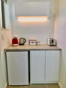 Kuchyň nebo kuchyňský kout v ubytování Stylish Self Contained Private Studio