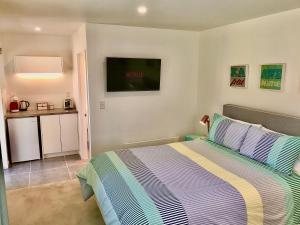 Tempat tidur dalam kamar di Stylish Self Contained Private Studio