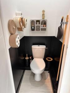 a small bathroom with a white toilet and towels at Le Refuge Votre Havre de Paix in Clermont-Ferrand