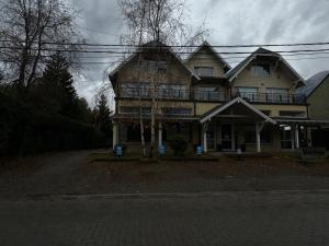 ein großes Haus mit in der Unterkunft El Canelo in Villa La Angostura