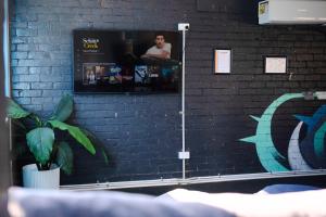 TV a/nebo společenská místnost v ubytování Summer House Brisbane