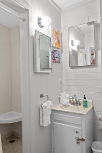 Un baño de Sunlit Palm Cottage in Uptown Phoenix 9 fotos más