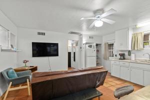 Una cocina o cocineta en Sunlit Palm Cottage in Uptown Phoenix