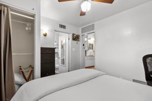 Una cama o camas en una habitación de Sunlit Palm Cottage in Uptown Phoenix