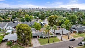 El barrio en el que está el departamento o un barrio cercano