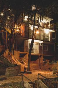 ビージャ・ウルキーサにあるLos Arbolesの夜間の木の目の前の建物