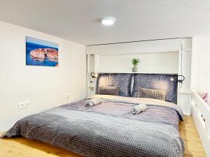 Postel nebo postele na pokoji v ubytování Free Parking - Cozy apartment near Vyšehrad Railway Bridge
