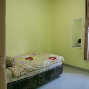 Una cama o camas en una habitación de villa 6 kamar tidur 5 fotos más