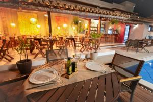 Um restaurante ou outro lugar para comer em Hotel Pousada Coqueiros